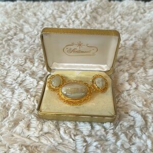 Brooch vintage and clip earrings. Still in the original box. Very beautiful.​